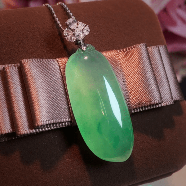 天然緬甸翡翠A玉冰種蘋果綠福瓜吊墜Burmese Jadeite Jade Melon Pendant 18K Gold & Diamonds