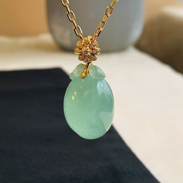 緬甸翡翠A玉桃吊墜Burmese Jadeite Jade Melon Pendant 18K Gold Diamonds